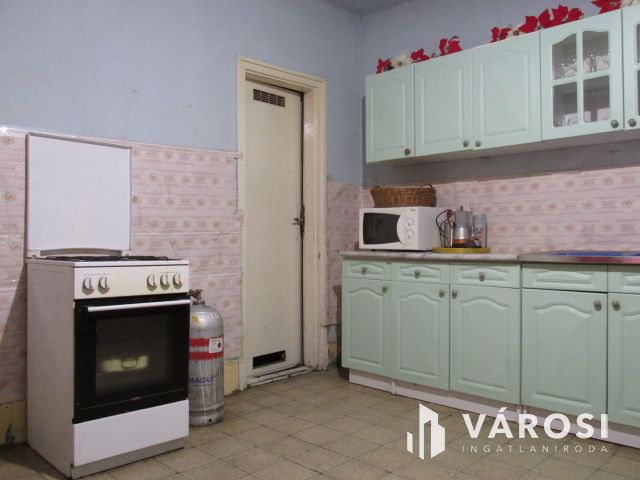 Egy ingatlan két lakrésszel csendes helyen