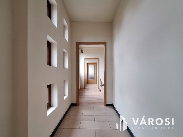 Raktárcsarnok jó helyen eladó!