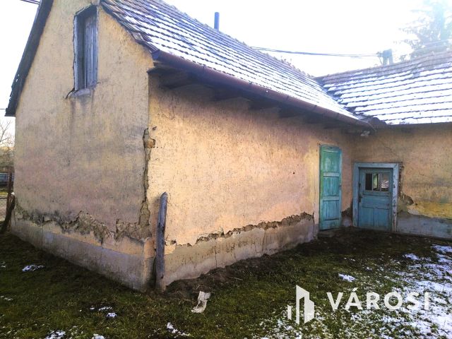 Vállalkozásra alkalmas, saroktelken lévő ház!