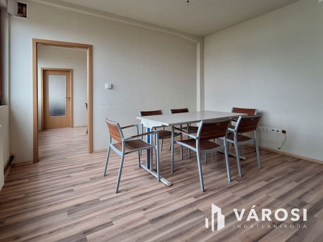 171 m2-es iroda, főút mellett, ipari területen eladó!