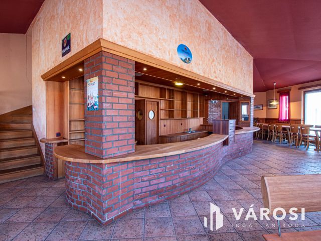 Vendgélátó egység kiváló lokációval