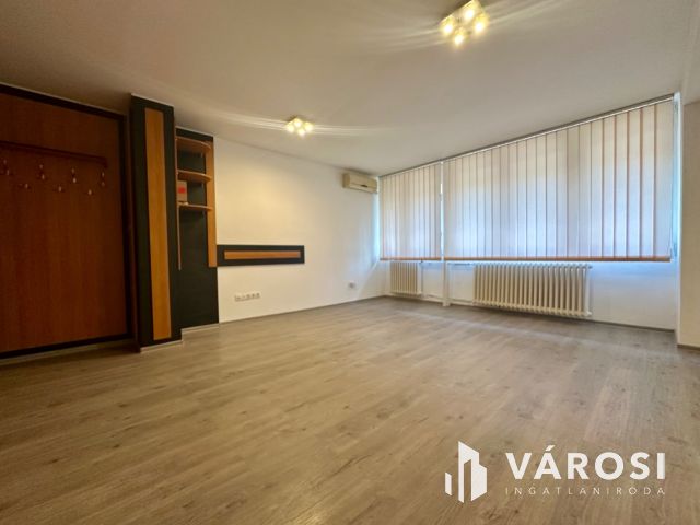 Belvárosban 49 nm-es, utcai bejáratos iroda kiadó!