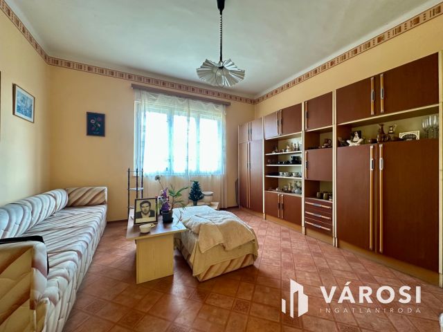 Károlyi csendes részén, felújítandó családi ház eladó!