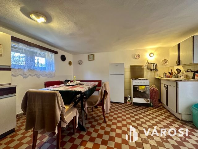 Károlyi csendes részén, felújítandó családi ház eladó!