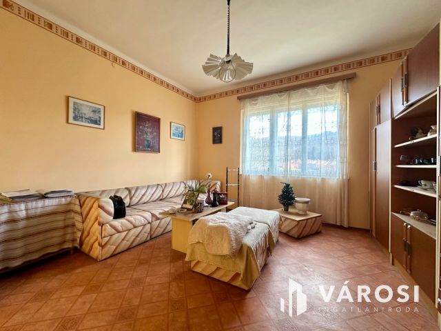 Károlyi csendes részén, felújítandó családi ház eladó!