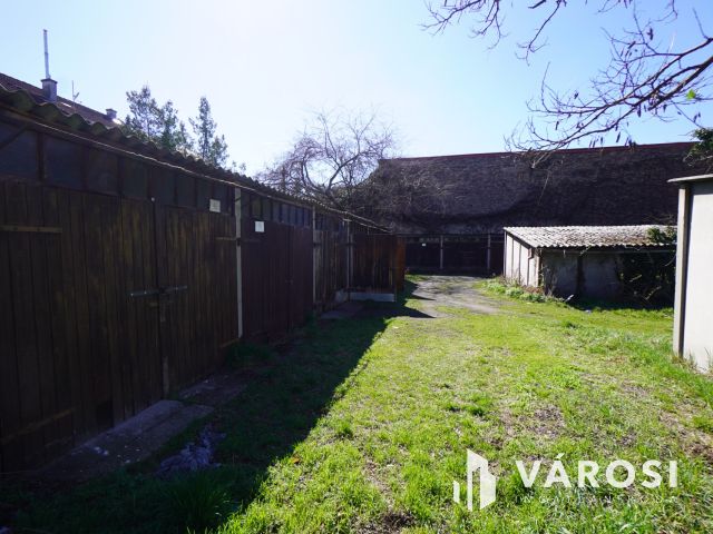 Eladó garázs Zuglóban!