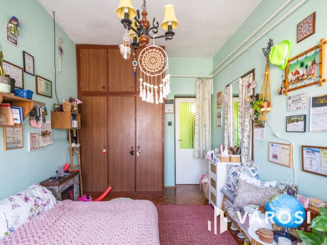 Masszív szerkezetű kétgenerációs ház nagy telekkel