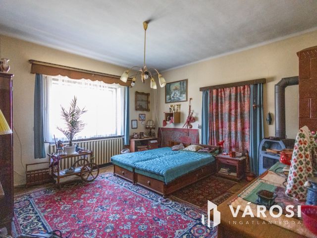 Masszív szerkezetű kétgenerációs ház nagy telekkel