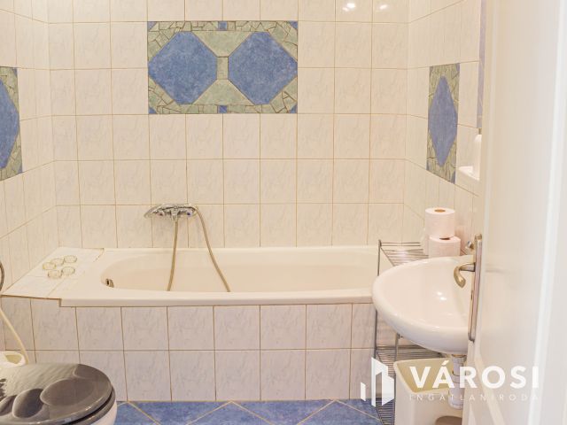 Belváros peremén fényárban úszó 2 fürdős