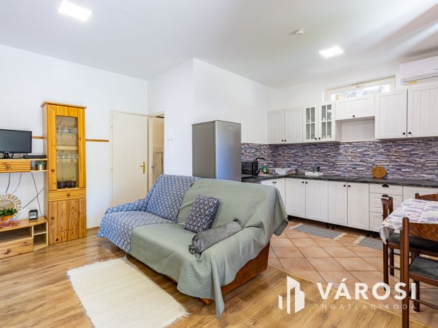 Pilisszentkereszten, három lakásos, családi ház eladó