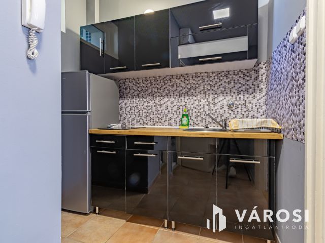 Pilisszentkereszten, három lakásos, családi ház eladó