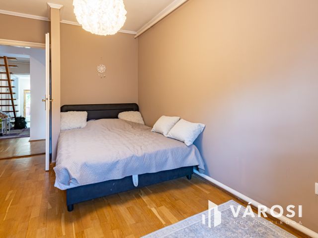 Pilisszentkereszten, három lakásos, családi ház eladó