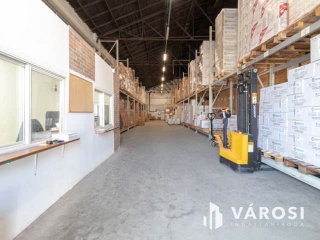 600 m2-es raktár polcrendszerrel, irodával, mosdóval kiadó