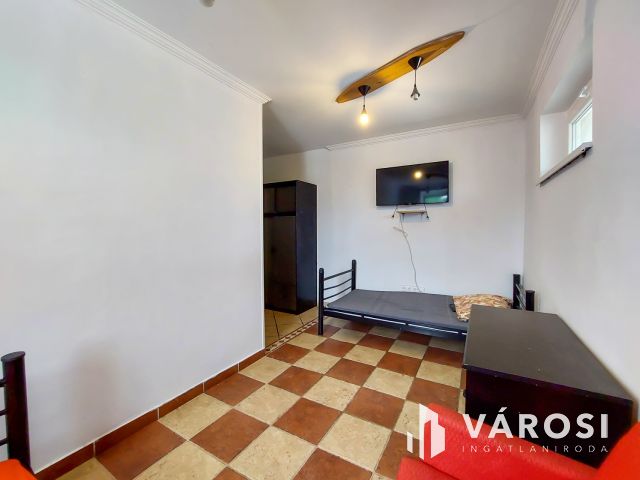 Eladó sok szobás családiház Velencén