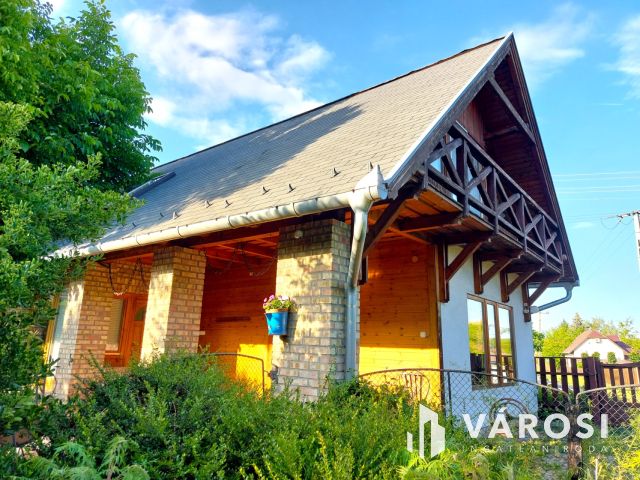 Toszkán hangulatú VíZPARTI HÁZ fürdőövezetben, napelemekkel