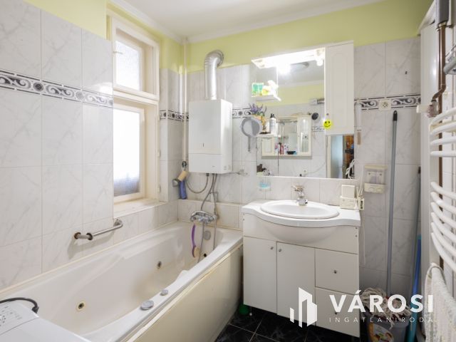 Nagy alapterületű, jó elhelyezkedésű ház az újváros elején