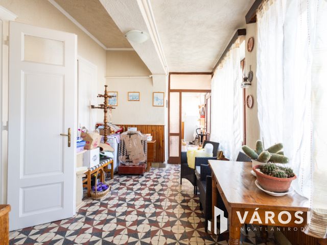Nagy alapterületű, jó elhelyezkedésű ház az újváros elején