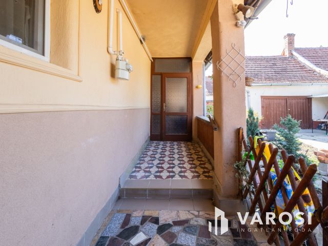 Nagy alapterületű, jó elhelyezkedésű ház az újváros elején