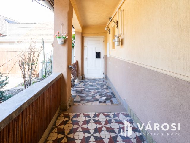 Nagy alapterületű, jó elhelyezkedésű ház az újváros elején