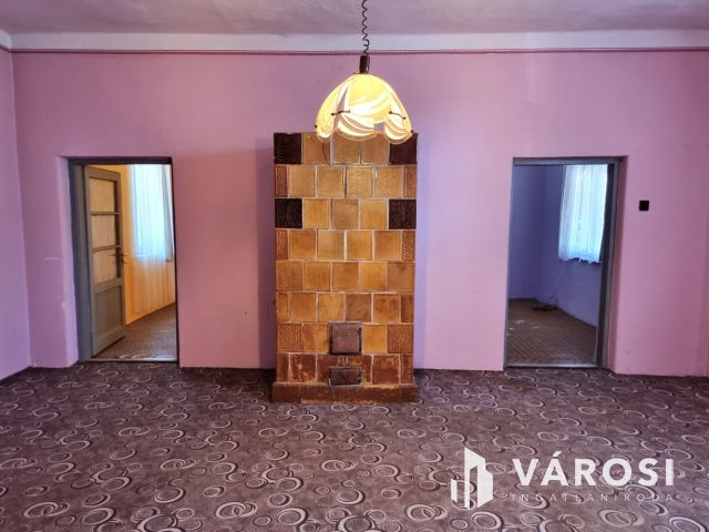 Stabil szerkezetű tégla ház a búzatáblák mellett