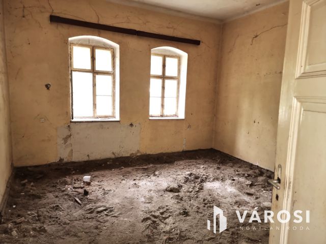 Felújítandó, utcafronti, különálló házrész a belvárosban