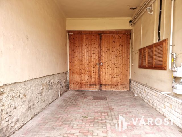 Felújítandó, utcafronti, különálló házrész a belvárosban