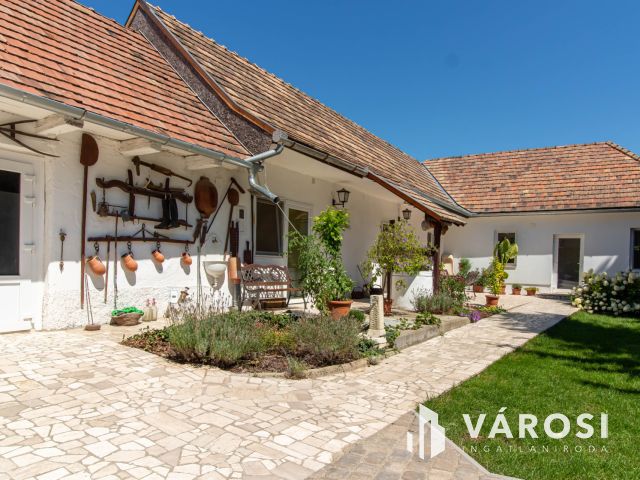 „Vállalkozása és családi háza egy helyen Bajnán.”