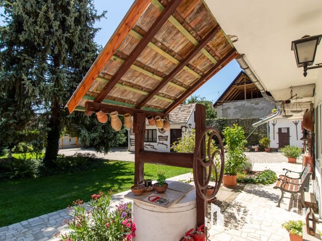 „Vállalkozása és családi háza egy helyen Bajnán.”