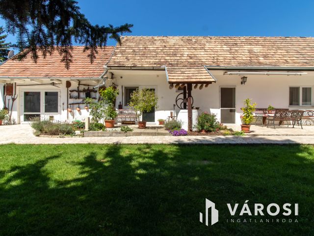 „Vállalkozása és családi háza egy helyen Bajnán.”