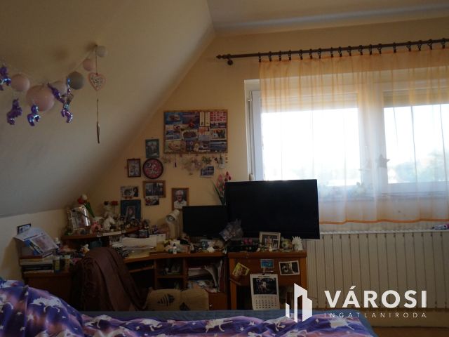 Nagy telkes, szuterénes családi ház eladó