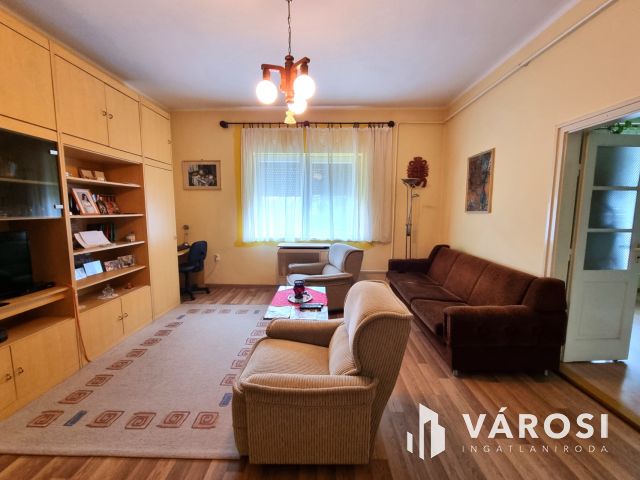 Költözhető állapotú, gondozott kertes ház, központi helyen