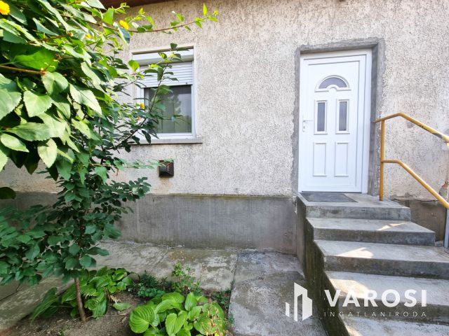 Költözhető állapotú, gondozott kertes ház, központi helyen