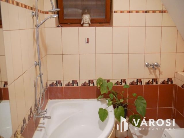 Háromszobás otthon eladó a Belvárosban