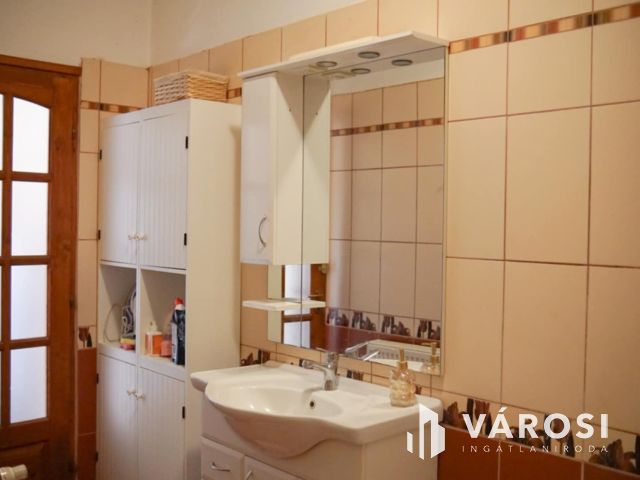 Háromszobás otthon eladó a Belvárosban