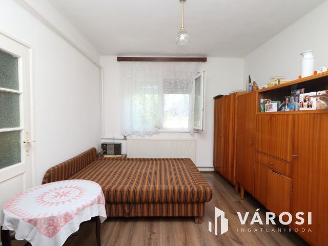 Kétgenerációs téglaház a Jókain.