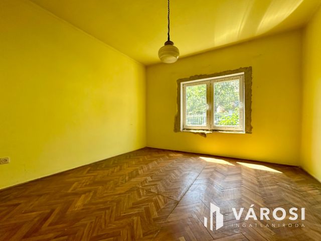 Belváros közelében felújítandó ikerház eladó!