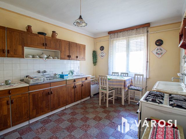 Remek adottságokkal rendelkező ház hatalmas telekkel