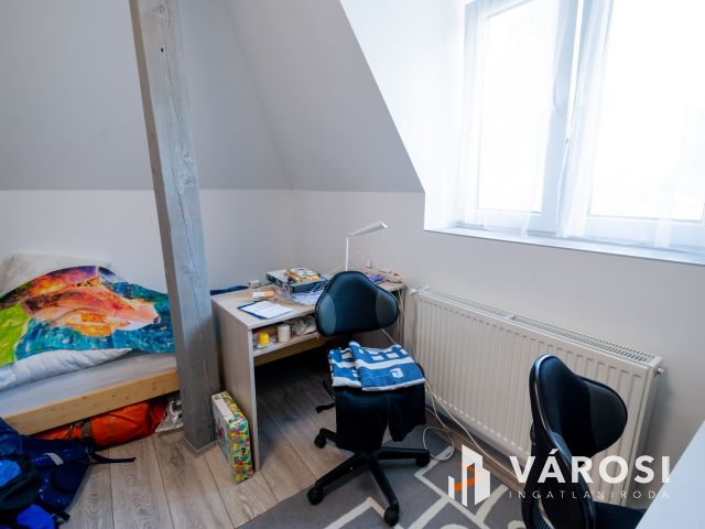 Eladó társasház Gödön: 4 üzlet + 3 lakás