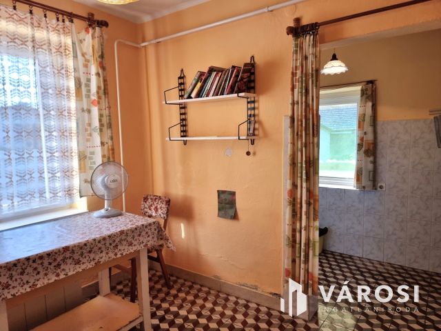 Lakható, korszerűsítést igénylő 98m2-es családi ház