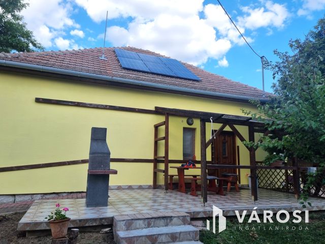 Toszkán hangulatú VíZPARTI HÁZ fürdőövezetben, napelemekkel