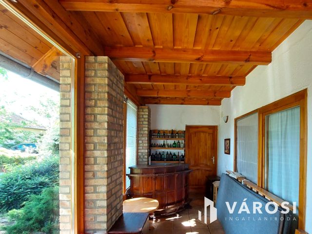 Toszkán hangulatú VíZPARTI HÁZ fürdőövezetben, napelemekkel