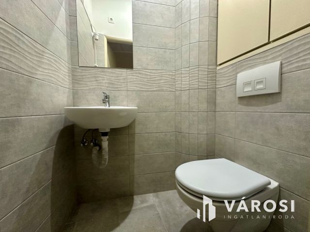 Salgó Center földszintjén, utcai bejáratos üzlet kiadó!