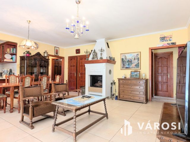 Nappali, 4 szoba, 2 fürdő,nyári lak, medence!