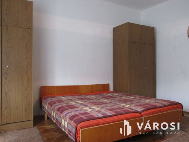 Kétgenerációs családi ház a faluközpont közelében