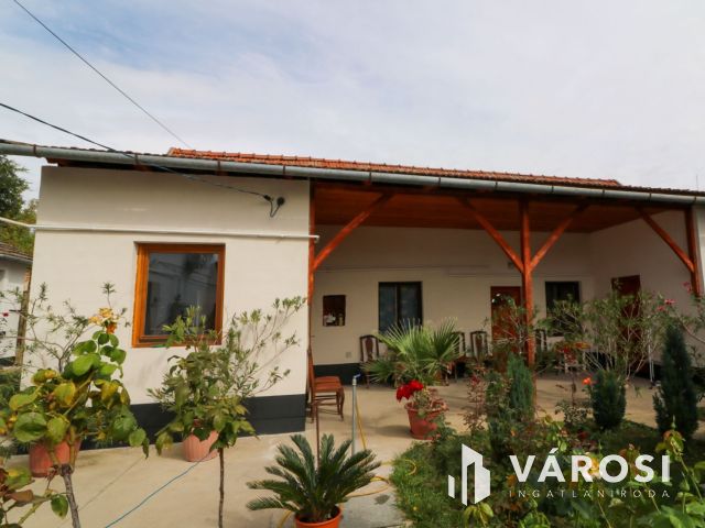 Eladó kétlakásos családi ház Szarvason
