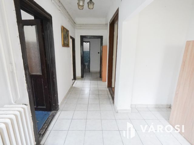 Vecsés központi részén 2 lakásos családi ház!