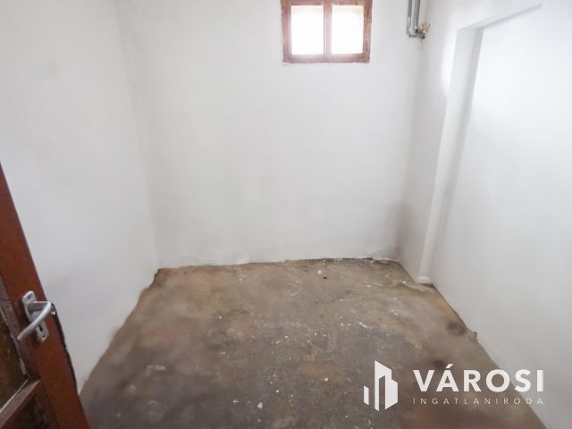 Vecsés központi részén 2 lakásos családi ház!