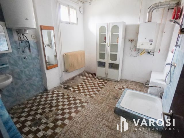 Vecsés központi részén 2 lakásos családi ház!