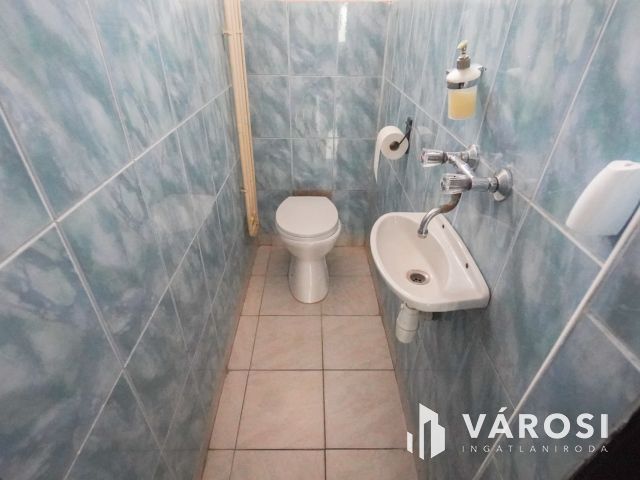 Vecsés központi részén 2 lakásos családi ház!