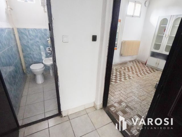 Vecsés központi részén 2 lakásos családi ház!